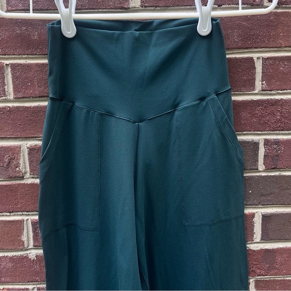 OFFLINE By Aerie Real Me Jogger Size Small in Deep Forest Green - Picture 2 of 13